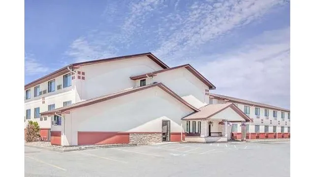 Super 8 by Wyndham Montgomery Maybrook