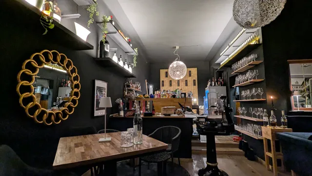 Casa Vazquez | Cocktails | Tapas | Vino