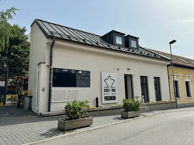 Street food Possonium Apartments