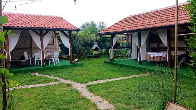 Къща „Релакс“, Рупите