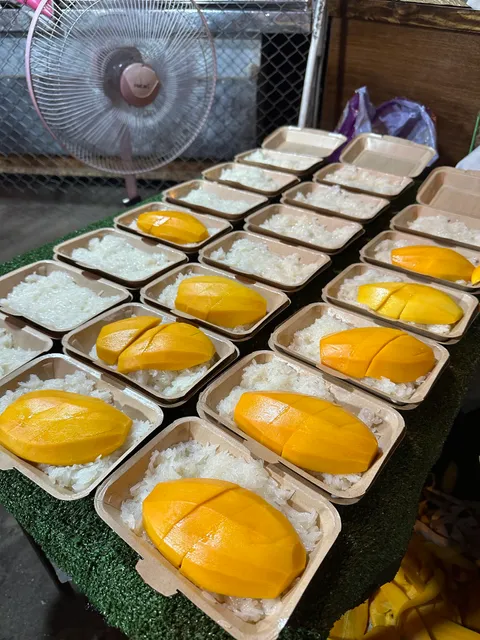 ข้าวเหนียวมะม่วงป้าหลอด : ตลาดวโรรส - กาดหลวงตอนกลางคืน