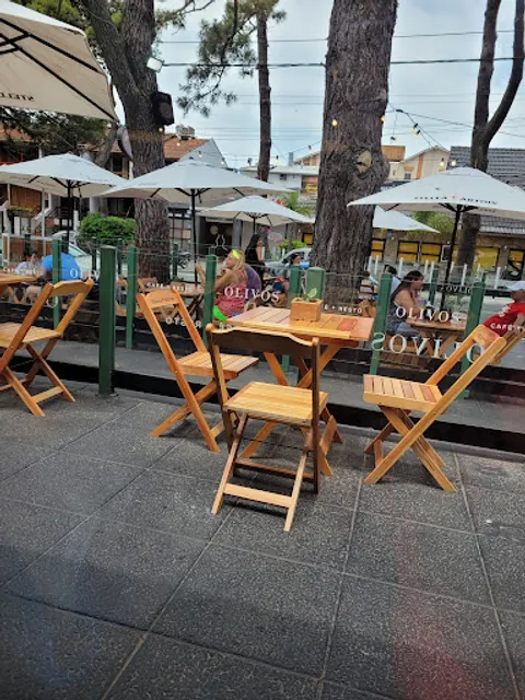 Olivos, café + restó