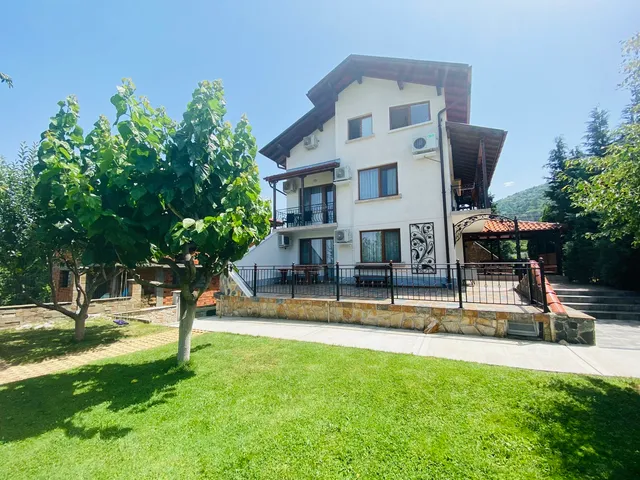 Къща „Перуника“