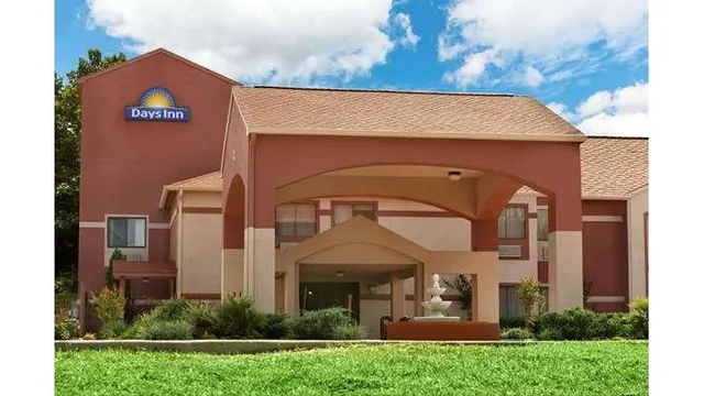 Days Inn by Wyndham Lumberton