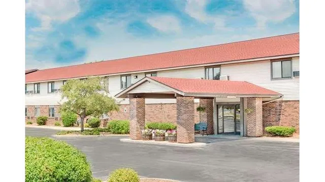 Super 8 by Wyndham Green Bay Near Stadium