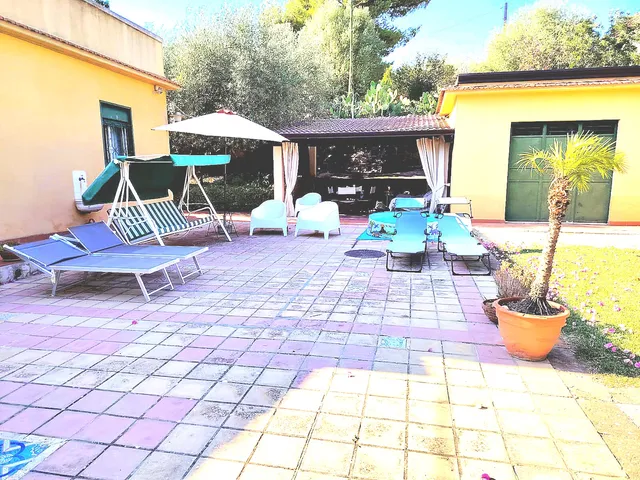 Donna Caterina House - A vacation home for couples or families with a garden and outdoor hot tub near Piazza Armerina