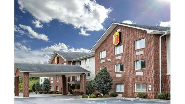 Super 8 by Wyndham Huntington WV
