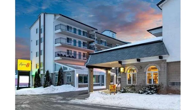 Super 8 by Wyndham Niagara Falls by the Falls