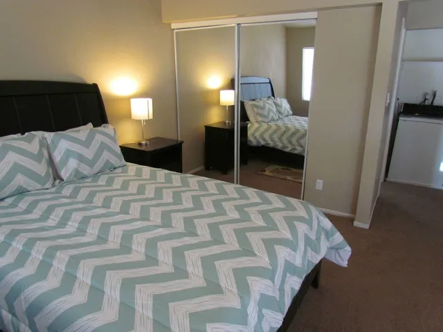 Townhouse 8 Minutes To Strip