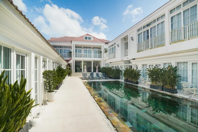 White Boutique Hotel & Restaurant