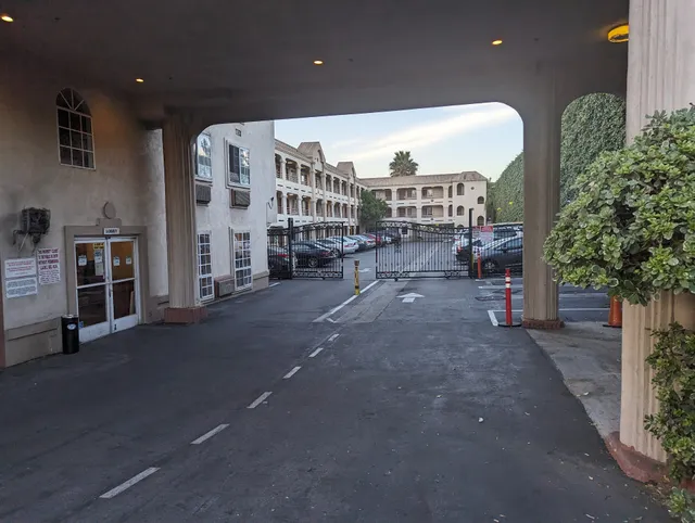 Paradise Lodge - Canoga Park