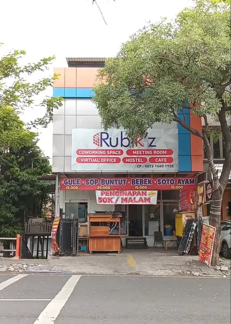 RUBIKZ HOSTEL & CAFE
