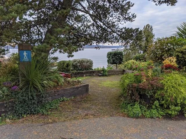 Street End Park (a tiny park)