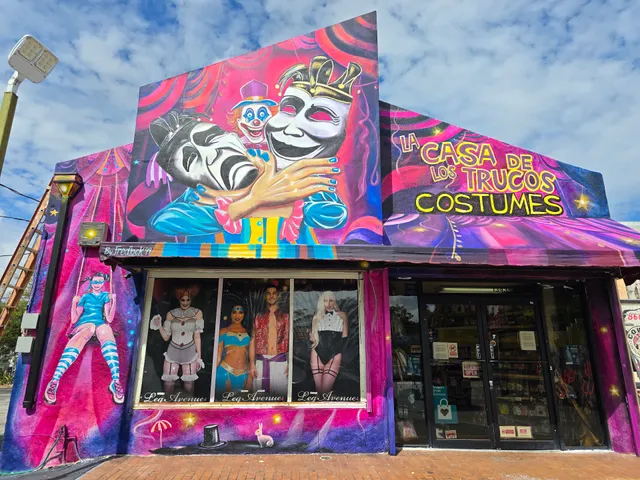 The House of Costumes / La Casa De Los Trucos