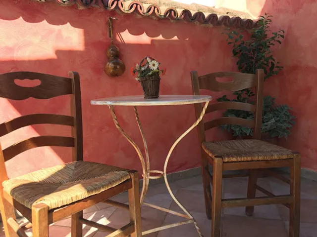 Traditional cafe "Sinantisis" - Παραδοσιακό καφενείο "Η Συνάντησις"