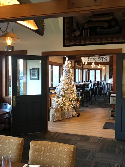 Canoe Restaurant & Tavern