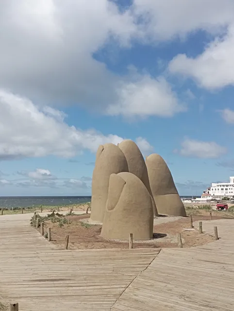 La Mano • Hombre emergiendo a la vida