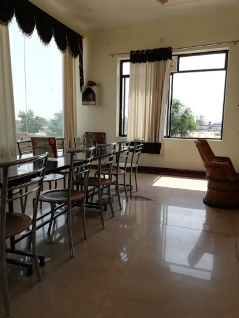 Raisalot Palace Motel & Restaurant