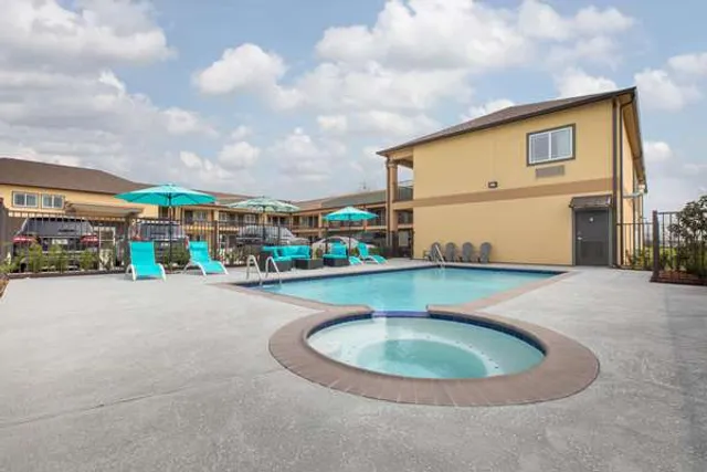 Days Inn & Suites by Wyndham La Porte