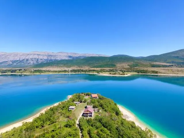 Peruća Lake