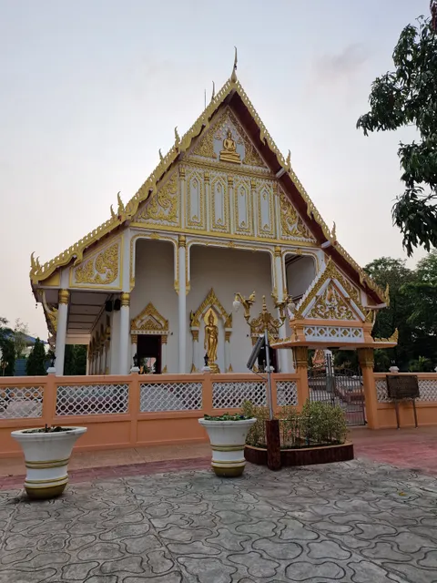 Wat Chong Lom Na Kluea