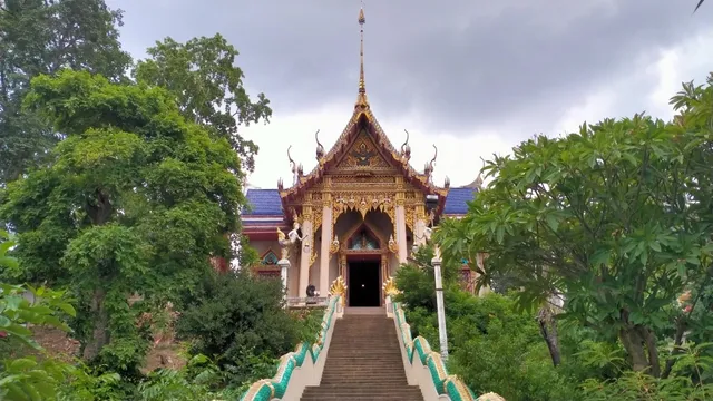 Wat Santi Khiri Sri Bomthat (Wat Khao Din)
