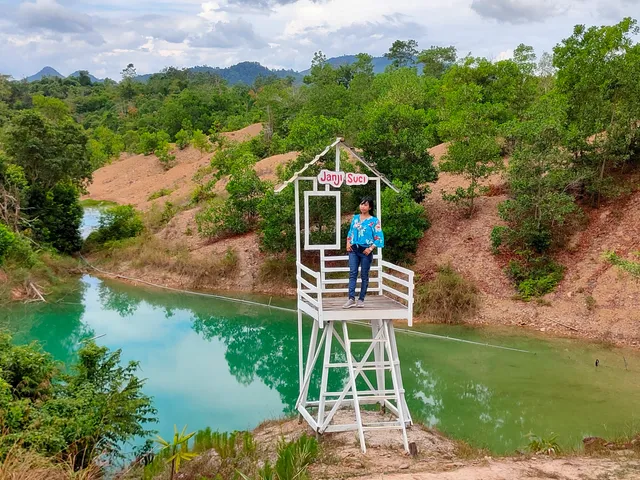 Danau Biru Desa Tiung