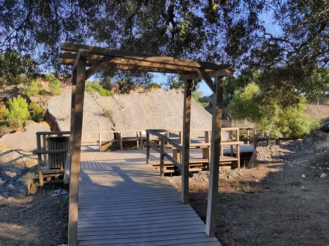 Pegadas de Dinossauro (Monumento Natural da Pedreira do Avelino)