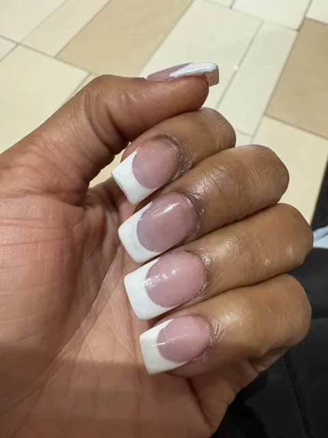 Lee Nails