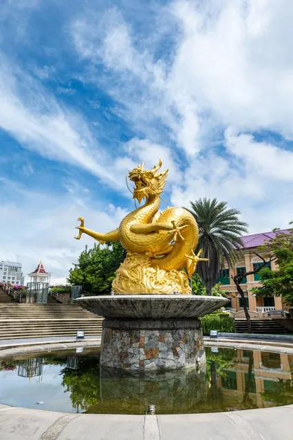 Hai Leng Ong Statue (Golden Dragon Monument)