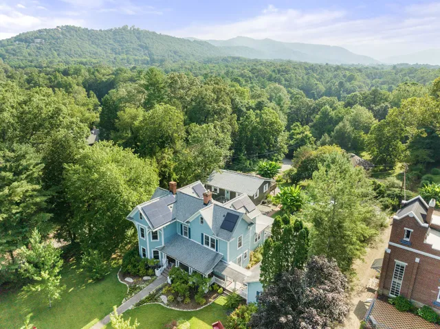 Well-Bred Luxury Lodgings - Manor on Main