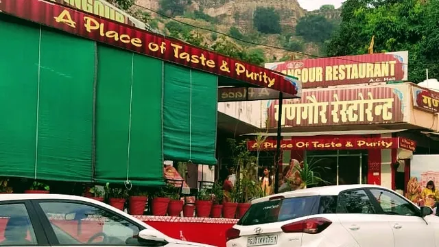 GANGOUR RESTAURANT -RAJASTHANI | Punjabi | Gujrati Food | Maharashtrian | Food Delivery in Train