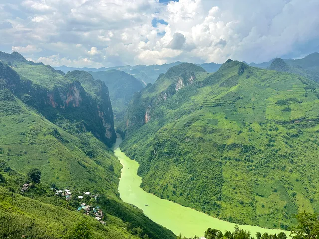 Yolo Ha Giang Adventures - Motorbikes and Loop Tours