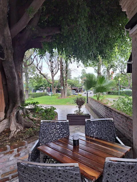 OCHO CUERVOS Winehouse & Food