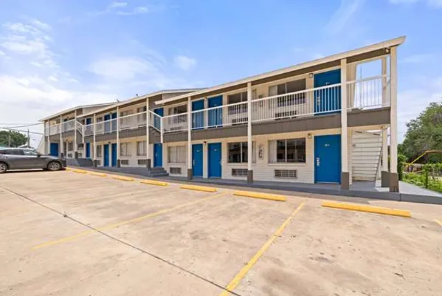 Days Inn by Wyndham Kenedy