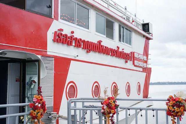 เรือสำราญแม่โขงพาราไดซ์ครูซ/ Mekong Paradise Dinner Cruise Ship, 2 Hour Tour Starts at 5:30 PM