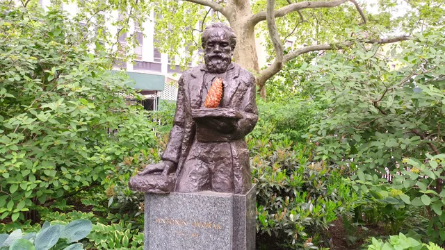 Statue of Antonín Dvořák