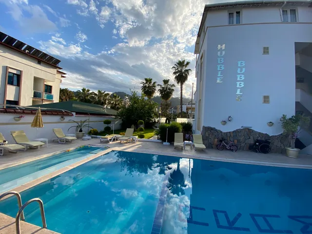 Hubble Bubble Suit Hotel