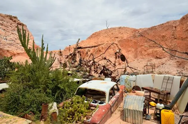 Crocodile Harry's Underground Nest & Dugout