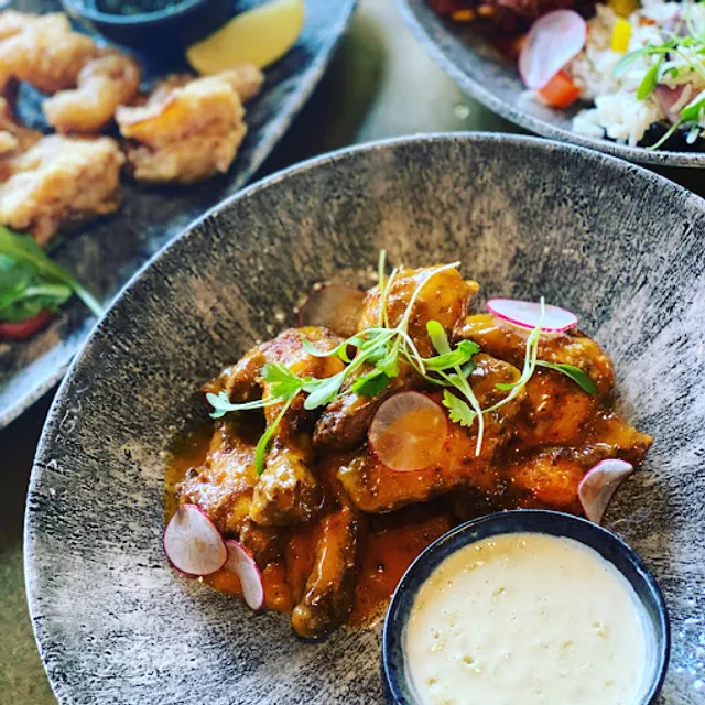 Crosstown Restaurant & Bar