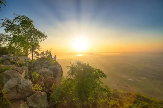 Khao Phraya Doenthong Viewpoint