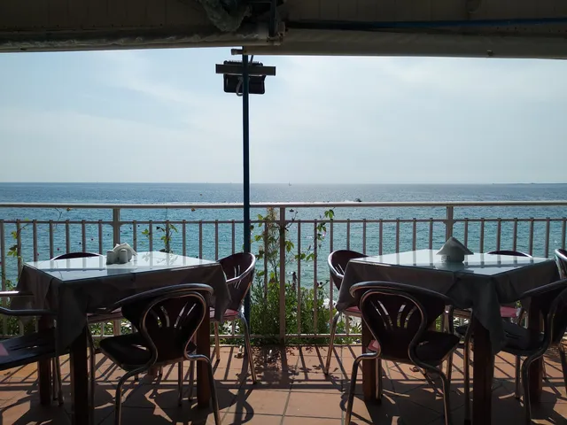 Makris Yialos Restaurant & Beach Bar