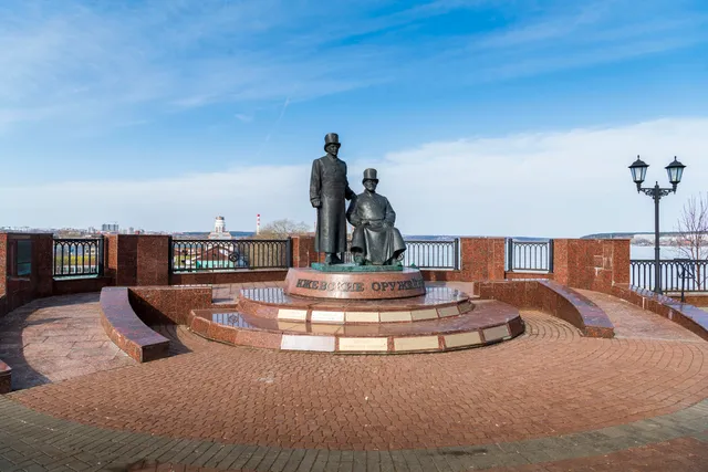 Pamyatnik Izhevskim Oruzheynikam