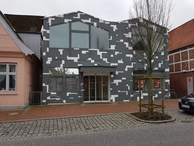 Museum object-free art