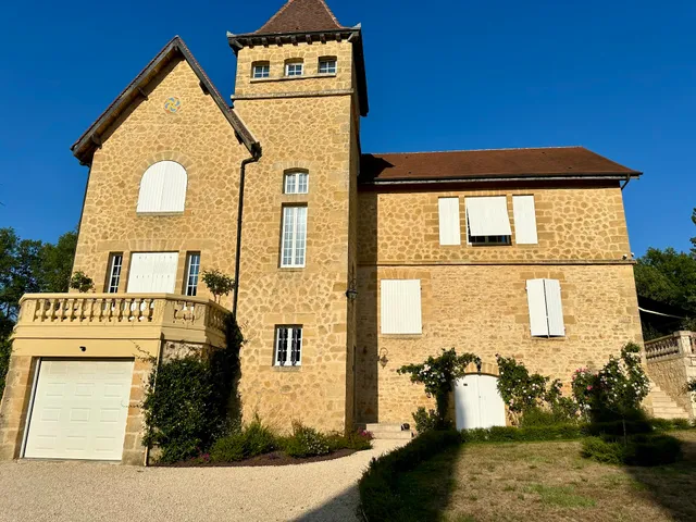 Manor with guest rooms available to book