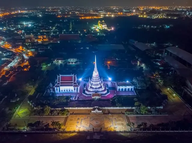 Phra Chedi Klang Nam (Samut Chedi)