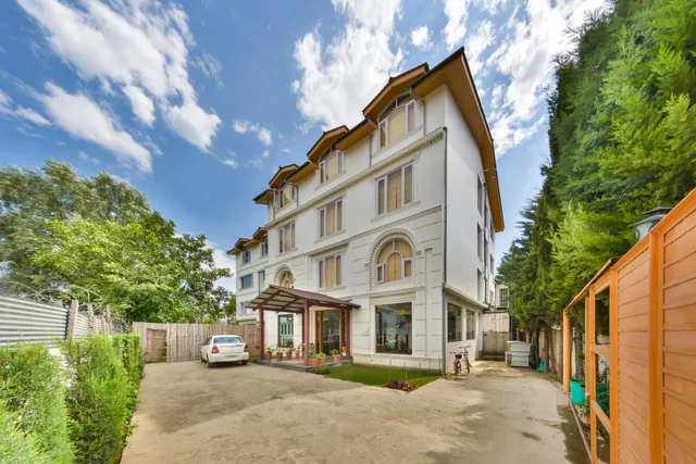 Hotel Rizk Inn - Best Hotel Near Airport in Srinagar / Best 4 Star Hotels in Kashmir