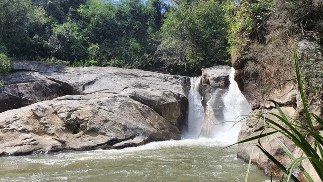 Pareiyan Ella Falls | පරෙයියන් ඇල්ල