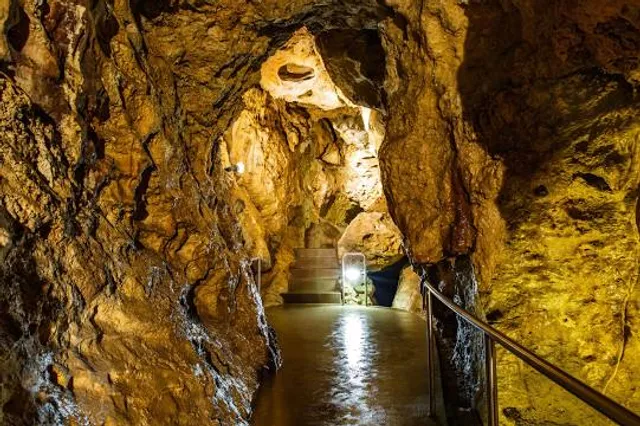 Szemlő-hegyi Cave