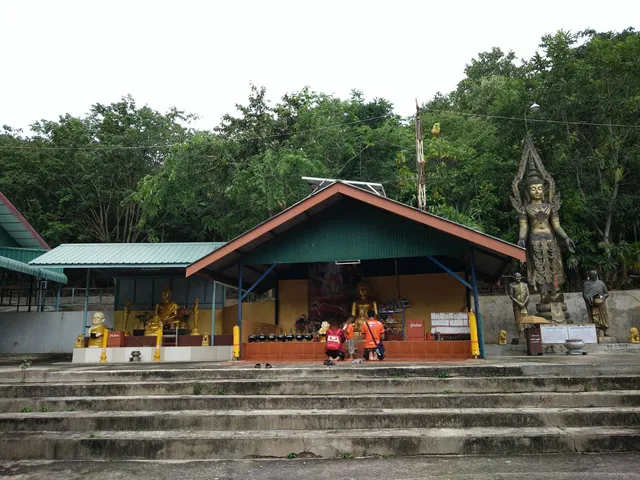 Wat Khao Chom Thong